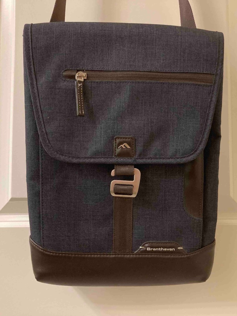 Laptop messenger bag